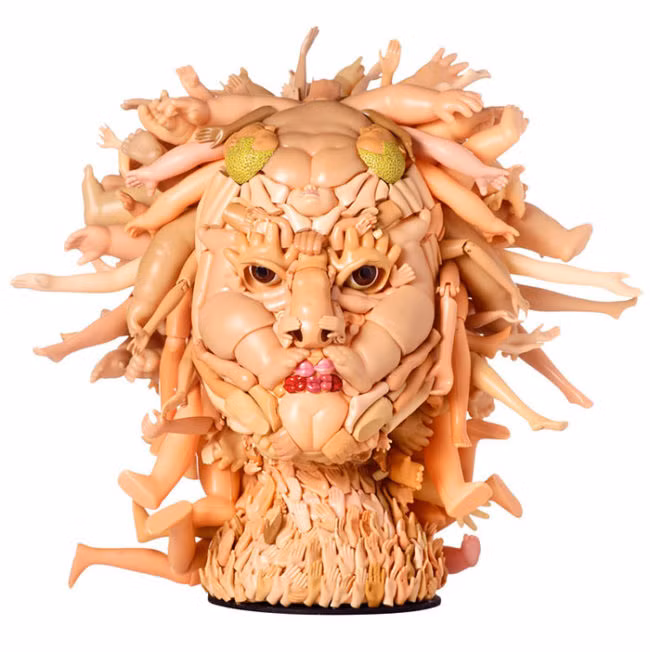 Theo Freya Jobbins chia sẻ, cô lấy cảm hứng sáng tạo từ bộ phim "Toy Story - Câu chuyện đồ chơi" của hãng Disney và các tác phẩm của nghệ sĩ người Italia, một nghệ sĩ nổi tiếng với việc tạo ra các bức chân dung tưởng tượng làm hoàn toàn bằng các vật liệu tự nhiên như trái cây, rau, hoa, cá, và sách vở. (Nguồn Viralnova)