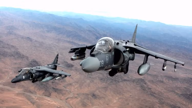 A/V-8B Harrier II là chiếc cường kích có khả năng phóng thẳng đứng hoặc cất cánh hay hạ cánh trên đường băng ngắn. A/V-8B Harrier II cực kỳ hữu dụng trong việc hỗ trợ các lực lượng trên mặt đất và bay trinh sát. Sau khi được đưa vào sử dụng lần đầu trong lực lượng Lính thủy đánh bộ Mỹ vào tháng 1/1985, A/V-8B Harrier II đã được trang bị thêm khả năng tấn công vào ban đêm. Ảnh Không quân Mỹ