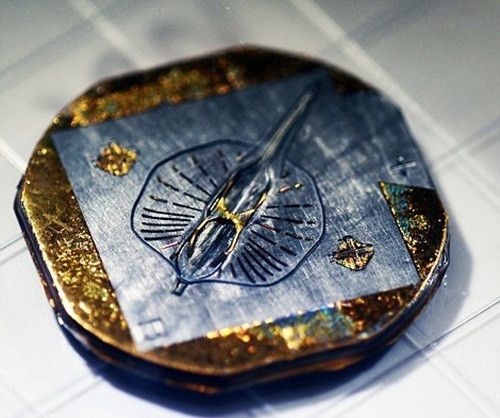 Lấy cảm hứng từ cá đuối, các nhà nghiên cứu chế tạo ra con robot cá đuối tí hon chỉ dài khoảng 0,6 inch (khoảng 16 mm), trọng lượng khoảng 0,4 ounces (khoảng 10 gram). (Nguồn Sina)