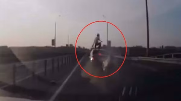 Tay lai mo-to thoat nan theo phong cach Nguoi Nhen