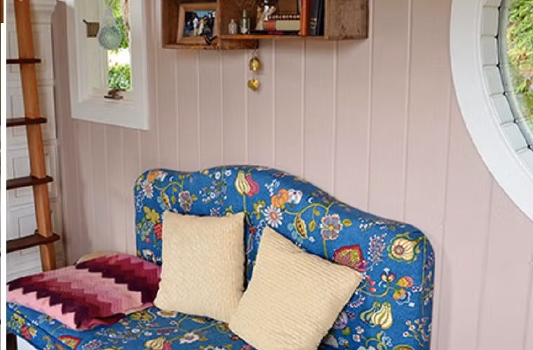 ...và cả phòng khách.