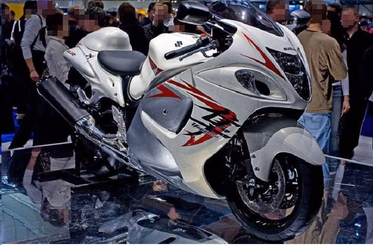 2. Suzuki Hayabusa: Xe có thể tăng tốc từ 0-60 dặm/h (96km/h) trong 2,7 giây trước khi đạt vận tốc tối đa là 300km/h.