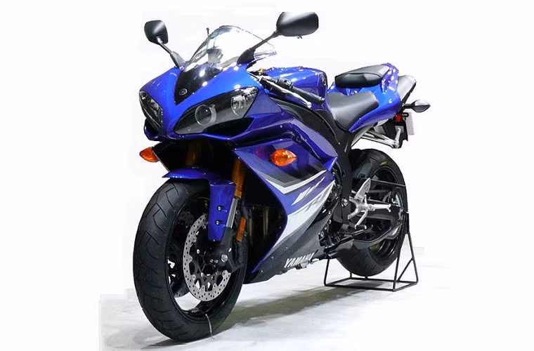 5. Yamaha YZF R1: ddạt vận tốc tối đa lên tới 300km/h. Nhưng con số này cần được so sánh với các top vận tốc mà các xe có cùng công suất 129,4 mã lực thì mới thấy rõ sự thần tốc mà Yamaha YZF R1 có thể tạo ra.