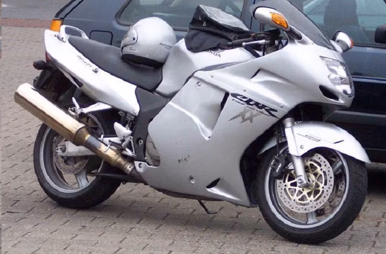 4. Honda CBR 1100 XX Blackbird: Xe có thể tăng tốc từ 0-60dặm/h (96km/h) trong 2,7 giây và đạt vận tốc cực đại là 288km/h.