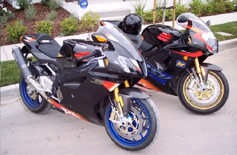 8. Aprilia RSV 1000R Mille: Một đại diện khác tới từ Ý là Aprilia RSV 1000R Mille với động cơ 141 mã lực. Xe có thể đạt tốc độ tối đa ấn tượng là 278km/h, có thời gian tăng tốc từ 0-60 dặm/h (96km/h) là 10,2 giây.