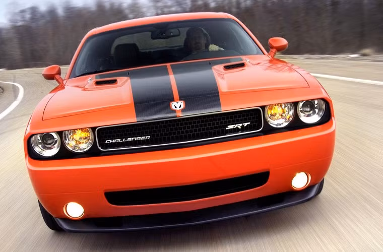 ... Phiên bản mới nhất của Challenger dùng động cơ 6.4L Hemi V8, công suất 485 mã lực. Xe có thể tăng tốc từ 0-100km/h trong dưới 4 giây và đạt tốc độ tối đa 293 km/h.