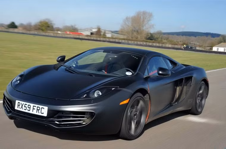 ...McLaren MP4-12C dùng động cơ 3.8L V8, công suất 616 mã lực, mô-men xoắn 600 Nm. Xe có khả năng tăng tốc từ 0-100km/h trong 3,2 giây và đạt tốc độ tối đa 329 km/h.