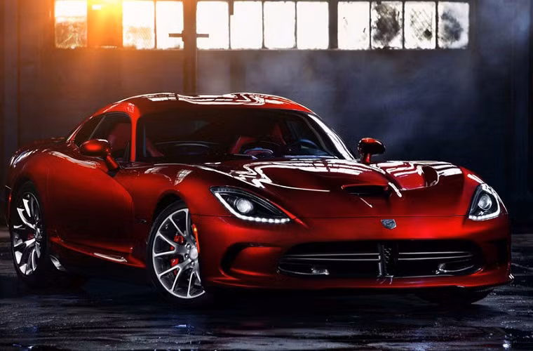 Dodge Viper SRT: là dòng thể thao 2 chỗ lừng danh của Mỹ từ 1992. Trang bị động cơ 8.4L V10, công suất 640 mã lực, mô-men xoắn 813 Nm, tăng tốc 100km/h trong dưới 3 giây và đạt tốc độ 330km/h.