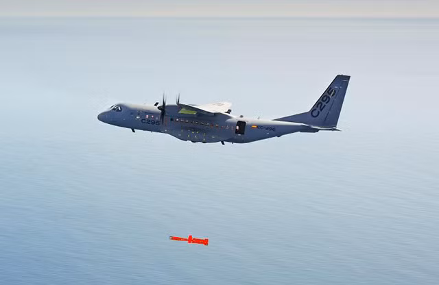 Phiên bản C-295MPA chống ngầm đã thực hiện phóng ngư lôi thành công lần đầu tiên vào tháng 5/2010. Ngoài ra, C-295 cũng đã thực hiện thành công vụ phóng tên lửa chống hạm Marte MK2/S (của tập đoàn MBDA). Nguồn ảnh: Airbus