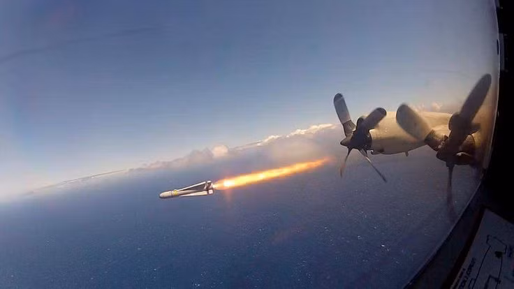 Tải trọng vũ khí của P-3C cũng lớn hơn hẳn C-295MPA với 10 giá treo trên cánh và 8 giá treo trong thân cho phép mang tới 9,1 tấn bom, tên lửa. Trong ảnh, P-3C phóng tên lửa AGM-65 Maverick – loại vũ khí này chuyên không đối đất, tuy nhiên trong lịch sử, P-3C đã sử dụng loại tên lửa này như tên lửa không đối hải. Nguồn ảnh: defence industry daily