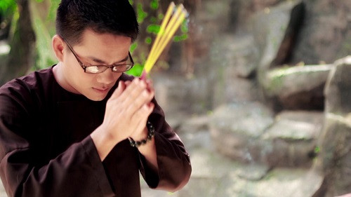 6. Sau khi dâng hướng thì nhắm mắt, hướng tới phía Đông (thông thường cửa chùa ở phía Nam), bước 3 bước hứa nguyện rồi vái 3 vái. Lần lượt làm với hướng Nam và hướng Bắc.