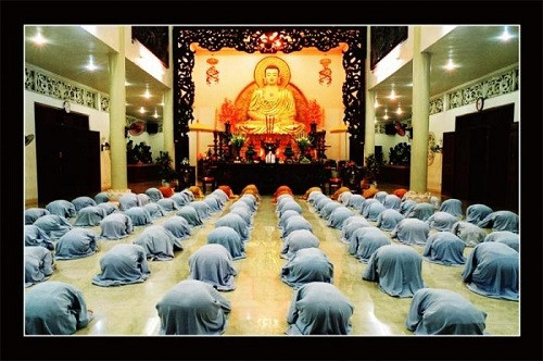 8. Nếu ở nơi Phật đường có đệm quỳ thì nam quỳ bên trái ban, nữ quỳ bên phải ban. 