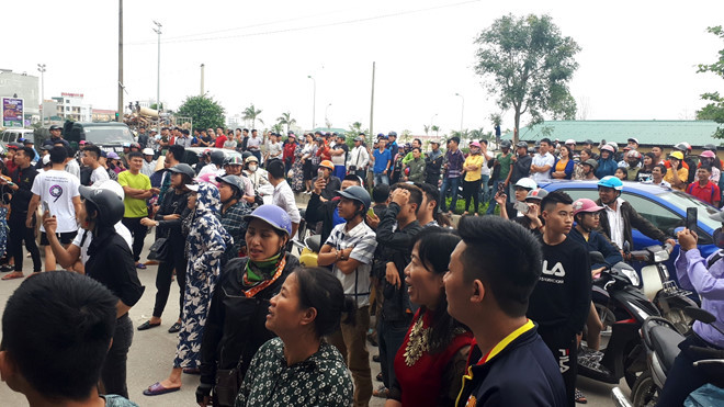 Hàng trăm người hiếu kỳ vây kín căn nhà.