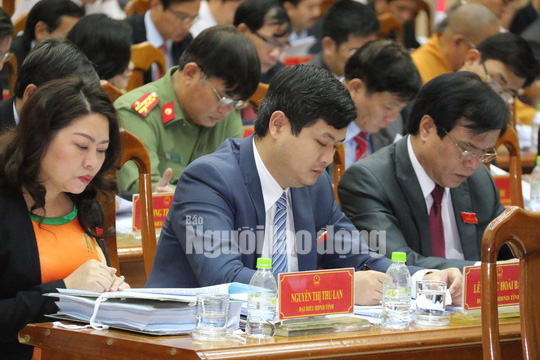 Ông Lê Phước Hoài Bảo (giữa) tại kỳ họp HĐND tỉnh Quảng Nam thứ 6 (tháng 12/2017).