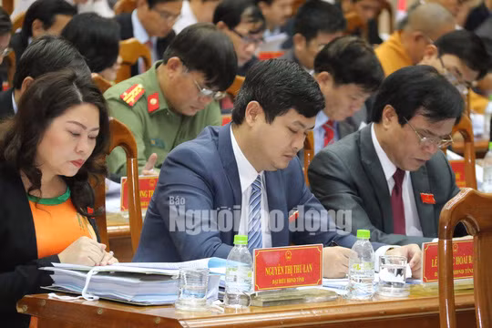 Ông Lê Phước Hoài Bảo (giữa) tại kỳ họp HĐND tỉnh Quảng Nam thứ 6 (tháng 12/2017).