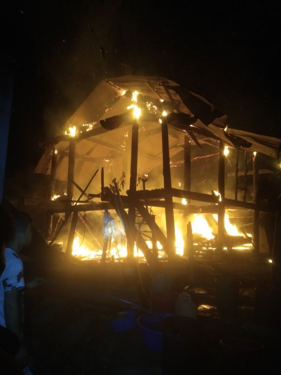 Bà hoả thiêu rụi 2 căn nhà gỗ ở huyện miền núi Nghệ An Ba hoa thieu rui 2 can nha go o huyen mien nui Nghe An