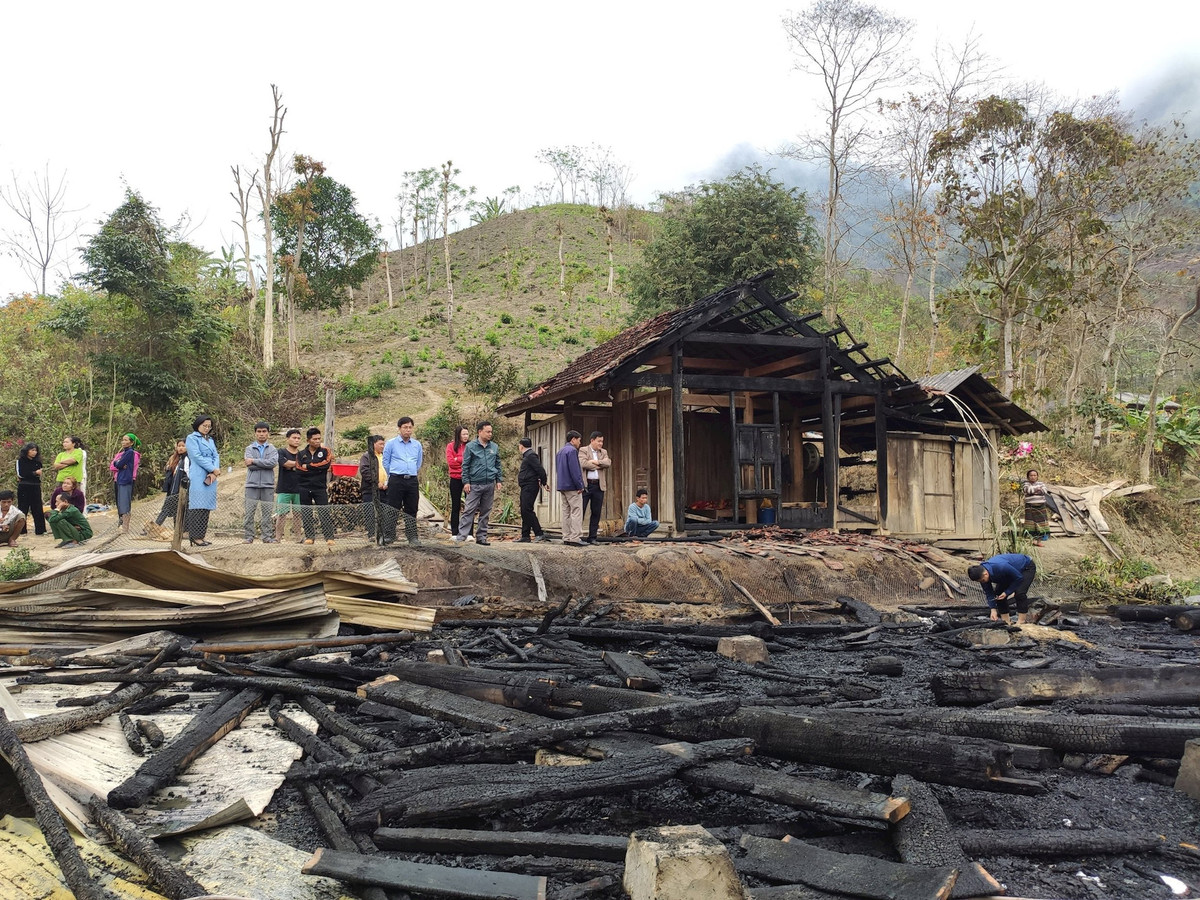 Bà hoả thiêu rụi 2 căn nhà gỗ ở huyện miền núi Nghệ An - Hình 2 Ba hoa thieu rui 2 can nha go o huyen mien nui Nghe An-Hinh-2