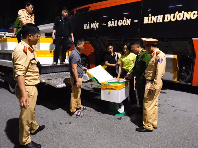 Hơn 2 tấn chim cút “thối” chở từ Đồng Nai ra Hà Nội Hon 2 tan chim cut “thoi” cho tu Dong Nai ra Ha Noi