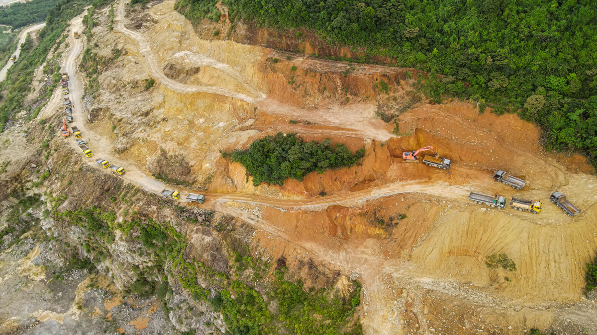 Ha Tinh: Dau gia 3 diem mo khoang san lam vat lieu xay dung