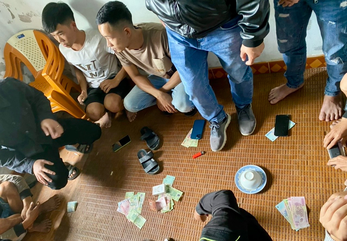 Một ngày phá 2 sòng bạc, bắt giữ 13 đối tượng Mot ngay pha 2 song bac, bat giu 13 doi tuong