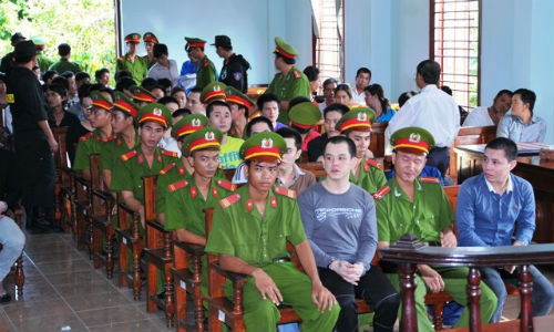 Xu 52 giang ho mien Tay, hang tram nguoi dan vay toa