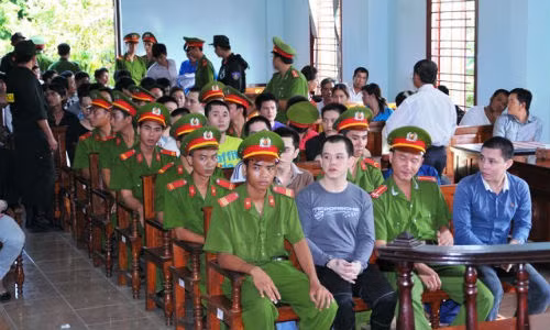 Xu 52 giang ho mien Tay, hang tram nguoi dan vay toa