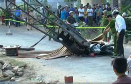 3. Cần cẩu tuột cáp, 3 mẹ con chết thảm Vào sáng 5/5, trên tuyến đường tỉnh 842, tại khu vực phường An Lộc, thị xã Hồng Ngự, tỉnh Đồng Tháp, xe cần cẩu do Nguyễn Thái Huỳnh điều khiển trong khu vực thi công cầu Hồng Ngự 2 bất ngờ đổ sập xuống đường, đè lên 3 mẹ con chị chị Cao Tường Vân (SN 1984) đang đi xe máy. Vụ tai nạn khiến 3 mẹ con chị Vân tử vong tại chỗ. Hiện tài xế Huỳnh đã bị bắt.