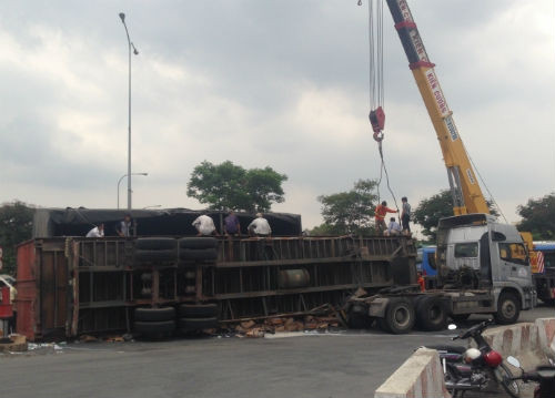 4. Thùng container chở đầy sữa bị văng xuống đường Khoảng 9h15 ngày 5/5 xe đầu kéo mang BKS: 51C-093.76 kéo theo container mang BKS: 51R – 6107 chở hàng trăm thùng hàng sữa tươi lưu thông trên QL1 theo hướng từ ngã tư An Sương về cầu vượt Trạm 2, TPHCM. Khi tài xế đang ôm cua trên đường dẫn để lên cầu vượt Sóng Thần thì bất ngờ xe đầu kéo gặp sự cố khiến thùng container chở đầy sữa bị văng xuống đường khiến nhiều người đi đường một phen hú vía.