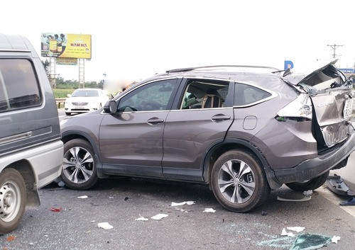 10. Xế hộp mất lái gây tai nạn, 10 người bị thương Khoảng 14h15, chiều 9/5/2015 trên Quốc lộ 1A đoạn qua địa bàn xóm 8, xã Nghi Liên, TP Vinh, Nghệ An, chiếc xế hộp hiệu CRV mang BKS 37A-18.252 lưu thông với tốc độ cao bất ngờ chiếc mất lái đâm vào dải phân cách, lộn nhào và bay sang phần đường ngược chiều, nằm ngay trước đầu xe biển xanh mang BKS 37A-0998, loại 12 chỗ ngồi. Vụ tai nạn khiến hai chiếc xe bị hư hỏng hoàn toàn, khoảng 10 hành khách trên xe bị thương.