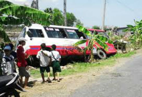 5. Xe buýt lật nghiêng, nhiều hành khách nhập viện cấp cứu Vào trưa ngày 5/5, chiếc xe buýt mang biển số 69K-5258 khi đang di chuyển từ xã Khánh Hội về TP Cà Mau, ngang qua cầu Chệch Tửng thì bất ngờ bị nổ lốp, lùi xuống lề đường rồi lật nghiêng khiến hơn 20 hành khách ngồi trên xe hoảng loạn. 11 hành khách trên xe bị thương, phải nhập viện cấp cứu.