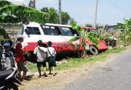 5. Xe buýt lật nghiêng, nhiều hành khách nhập viện cấp cứu Vào trưa ngày 5/5, chiếc xe buýt mang biển số 69K-5258 khi đang di chuyển từ xã Khánh Hội về TP Cà Mau, ngang qua cầu Chệch Tửng thì bất ngờ bị nổ lốp, lùi xuống lề đường rồi lật nghiêng khiến hơn 20 hành khách ngồi trên xe hoảng loạn. 11 hành khách trên xe bị thương, phải nhập viện cấp cứu.