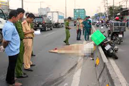 7. Hai vợ chồng bị ô tô cán chết tại chỗ Khoảng 13h ngày 5/5, tại Quốc lộ 2, địa phận xã Trung Môn, huyện Yên Sơn, tỉnh Tuyên Quang, xe mô tô mang BKS: 22 H5-3306 do anh Trịnh Văn Ất, trú quán tại xóm 1, xã Kim Phú (huyện Yên Sơn) điều khiển chở vợ là chị Nguyễn Thị Thu Trang chạy hướng Hà Giang về thành phố Tuyên Quang đã va vào xe ôtô mang biển kiểm soát 19C-4285 (chưa rõ người điều khiển) chạy cùng chiều. Vụ tai nạn đã khiến vợ chồng anh Ất ngã xuống đường và bị chiếc xe ô tô cán qua người tử vong tại chỗ.