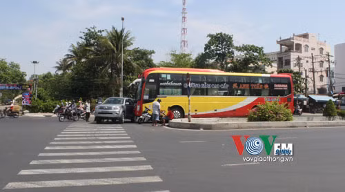 6. Tp.HCM: “Xế hộp” bị xe khách đâm nổ lốp Khoảng 8h45 sáng ngày 6/5, xe ô tô 7 chỗ hiệu Fortuner mang biển số 68H-9340 chạy trên đường Kinh Dương Vương, phường 13, quận 6, Tp.HCM thì bất ngờ rẽ trái sang đường. Lúc này, xe khách biển số 94B-003.11 chạy cùng chiều phía sau tới, tài xế không xử lý kịp để phương tiện tông vào ô tô 7 chỗ. Cú tông mạnh làm bánh sau bên trái ô tô 7 chỗ phát nổ, hông xe móp méo.