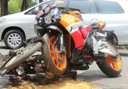 9. Mô tô phân khối lớn đè bẹp xe máy, 2 người nguy kịch Khoảng 10h30 trưa 7/5 tại công trường công xã Paris (phường Bến Nghé, quận 1, TPHCM), anh Lê Văn Dương điều khiển xe máy BKS: 53Y5-1637 chở nước đá ngược chiều đâm trực diện vào anh Jacod Phạm (38 tuổi, quốc tịch Mỹ) điều khiển xe mô tô CBR 1000 BKS: 59A3-04633 chạy với tốc độ cao khiến cả 2 người ngã văng xuống đường nằm bất động. Ngay sau đó người dân đã cả 2 nạn nhân đi cấp cứu trong tình trạng nguy kịch.