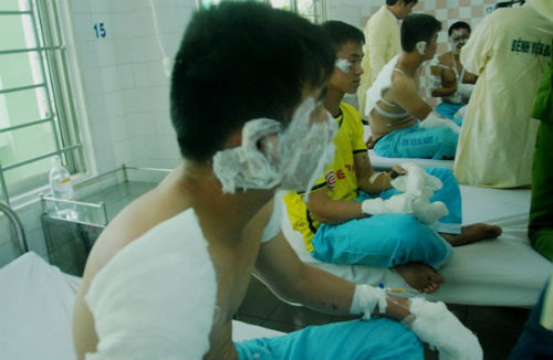 5. Cháy nổ lớn trong kho hóa chất, 17 chiến sĩ PCCC bị thương Khoảng 23h ngày 6/5, tại khu vực tổ 4, xã Hoà Châu (huyện Hoà Vang, TP Đà Nẵng) đã xảy ra một vụ cháy kho hoá chất lớn. Sự việc xảy ra bất ngờ khiến 17 cán bộ chiến sĩ bị thương, ít nhất 13 chiến sĩ đang nhập viện điều trị vì bỏng, gãy chân tay.... Được biết đây là kho hóa chất dùng để điều chế sơn. Hiện nguyên nhân vụ việc vẫn đang được điều tra làm rõ. 