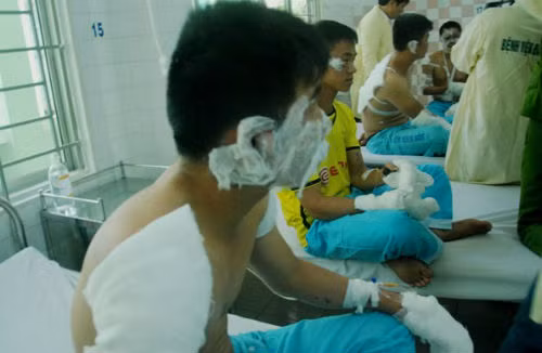 5. Cháy nổ lớn trong kho hóa chất, 17 chiến sĩ PCCC bị thương Khoảng 23h ngày 6/5, tại khu vực tổ 4, xã Hoà Châu (huyện Hoà Vang, TP Đà Nẵng) đã xảy ra một vụ cháy kho hoá chất lớn. Sự việc xảy ra bất ngờ khiến 17 cán bộ chiến sĩ bị thương, ít nhất 13 chiến sĩ đang nhập viện điều trị vì bỏng, gãy chân tay.... Được biết đây là kho hóa chất dùng để điều chế sơn. Hiện nguyên nhân vụ việc vẫn đang được điều tra làm rõ. 