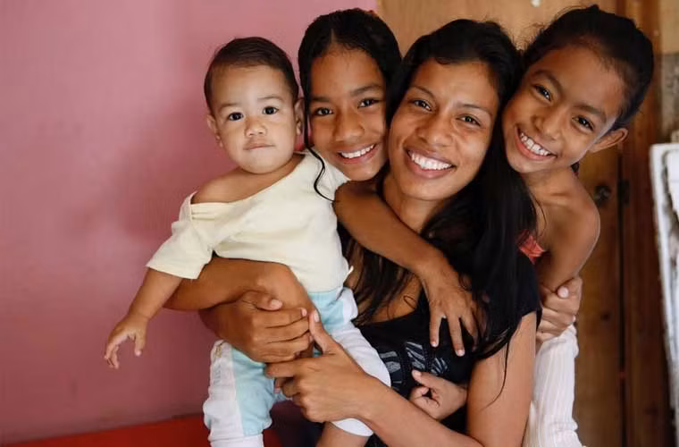 Chị Geraldine Rocca (29 tuổi) chụp ảnh cùng ba con là Jeremy, Nicole và Janna trước khi chị đi triệt sản. Hiện nay, chị em có gia đình ở Venezuela cảm thấy khốn khổ khi họ không thể mua thuốc tránh thai và thậm chí cả bao cao su để phòng mang thai ngoài ý muốn.