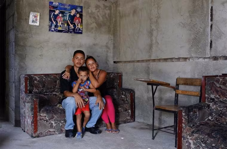 Chị Oleydy Canizalez (29 tuổi) chụp ảnh với chồng là anh Julio Espinoza (28 tuổi) và con trai 3 tuổi Luis. Chị cũng là một trong hàng trăm chị em Venezuela tham gia ngày hội triệt sản.