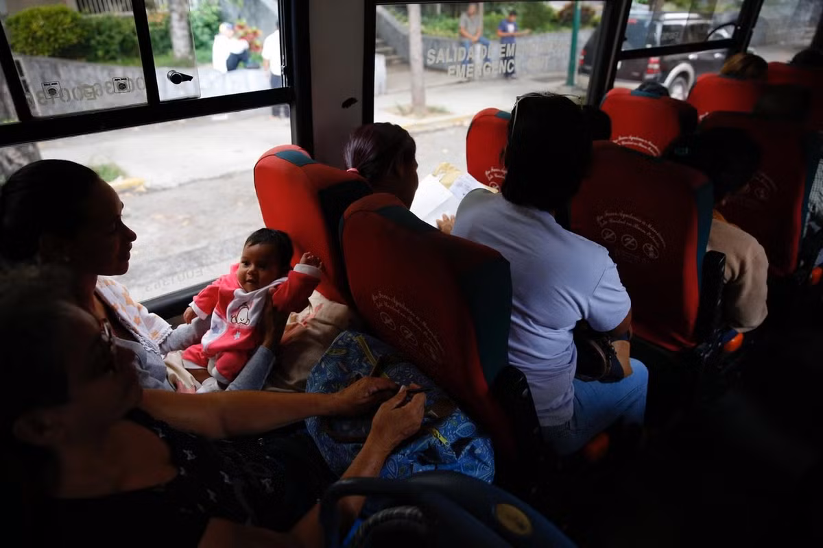 Cuộc sống hàng ngày của bà mẹ người Venezuela giờ chỉ quanh quẩn ở việc tìm kiếm thực phẩm về cho gia đình. Giữa đêm, cô phải dậy để đi xếp hàng nhiều giờ liền bên ngoài các siêu thị để mua đồ ăn. Đôi khi, do không có ai trông, cô phải mang theo cả đứa con thứ hai nhỏ tuổi đi cùng.