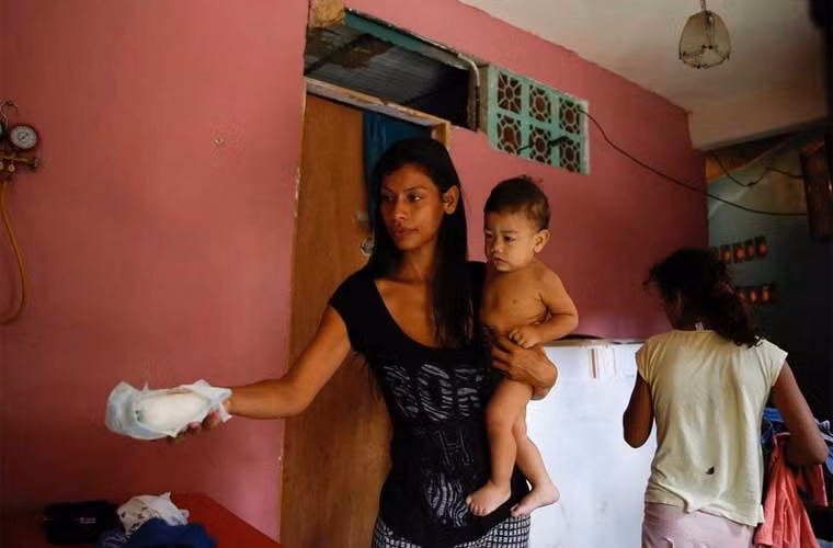 Chị Geraldine Rocca ở nhà chăm hai con.