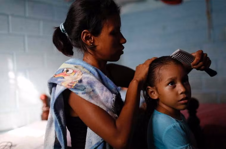 Alejandra Jordan đang chải tóc cho con gái Valeria.