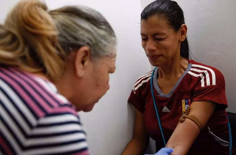 Chị Geraldine Rocca làm xét nghiệm trước khi triệt sản ở trung tâm y tế.