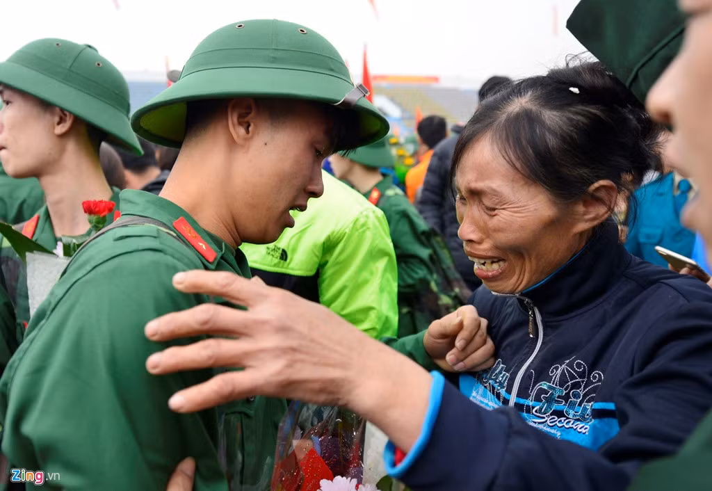 Nhiều người thân của các chiến sĩ không giấu được sự xúc động khi tiễn chân con em. Mẹ tân binh Nguyễn Thanh Hùng vừa dặn dò con vừa khóc nức nở.