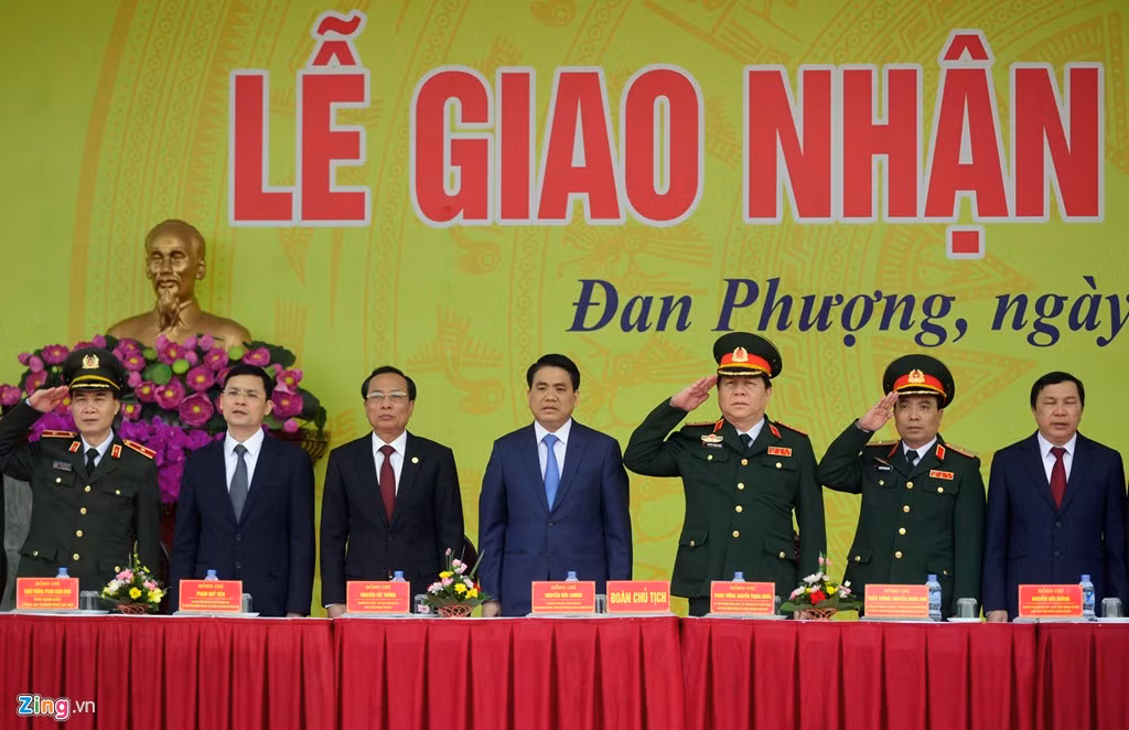 Tại sân vận động huyện Đan Phượng, trung tướng Nguyễn Trọng Nghĩa - Phó chủ nhiệm Tổng cục chính trị Quân đội nhân dân Việt Nam; ông Nguyễn Đức Chung - Chủ tịch UBND Hà Nội, Chủ tịch Hội đồng nghĩa vụ quân sự thành phố, tới dự và động viên tân binh.