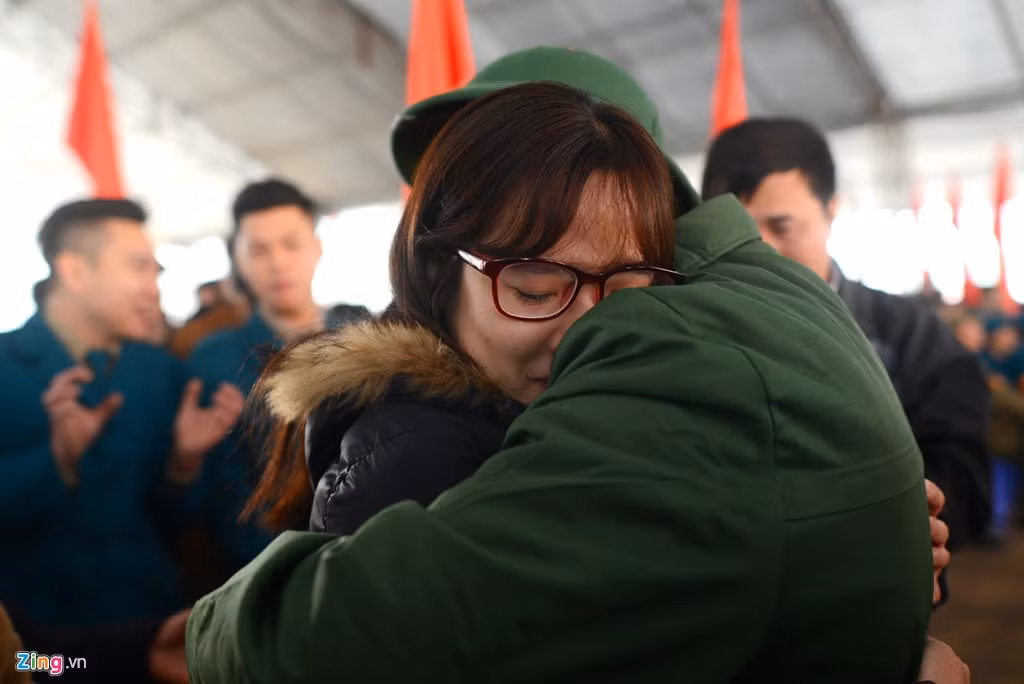 Chàng thanh niên sống tại Đội Cấn (Ba Đình) lần lượt ôm từng người thân trong gia đình... trước khi lên đường.