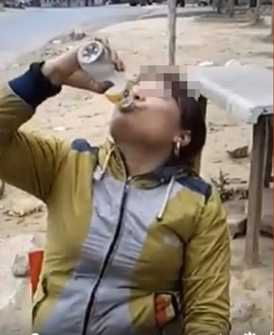 Nhiều người đến Hòa Bình phải ngả mũ thán phục “biệt tài” uống rượu của chị em phụ nữ nơi đây. Trong các cuộc vui, giao lưu, nhiều cánh đàn ông phải chịu thua chị em về tửu lượng. Ảnh cắt từ video quay hình một người phụ nữ bán dứa ven đường ở Hòa Bình uống một hơi hết chai rượu nửa lít trong vòng chưa đầy 5 phút gây xôn xao hồi năm 2016.