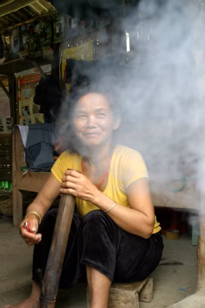 Người Mảng ở Lai Châu cũng có không ít phụ nữ uống rượu, thậm chí cả hút thuốc lào. Những người phụ nữ mang thai cũng vẫn không tránh rượu. Họ quan niệm rằng phụ nữ phải uống rượu và nếu người chồng biết uống thì vợ phải uống cùng cho vui. Chính vì quan niệm này mà mâm cơm của người Mảng chỉ cần có chục cái măng nấu lõng bõng nước cũng có thể đủ cho vài chục lượt người uống hết 40 - 50 lít rượu, suốt 2 - 3 ngày đêm. Ảnh: Báo tin tức.