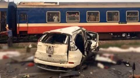 Tháng 10/2016, vụ tai nạn đường sắt kinh hoàng khiến 6 người chết và 1 người bị thương xảy ra tại địa bàn thôn Văn Giáp, xã Văn Bình, huyện Thường Tín, thành phố Hà Nội khiến nhiều người đau xót. Ảnh: VTC.