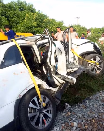 Tháng 8/2016, tại đường sắt Bắc - Nam, đoạn qua xã Suối Tân, huyện Cam Lâm (Khánh Hòa) một chiếc xe ô tô 7 chỗ băng qua đường sắt đã bị tàu hàng H2 chạy hướng Nam – Bắc tông trực diện. Trên xe có 7 người, 1 phụ nữ tử vong tại chỗ, 6 người khác bị thương được chuyển đi cấp cứu tại Trung tâm y tế Huyện Cam Lâm. Ảnh: Lao động.