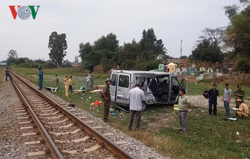 Cũng ngay trong những ngày đầu năm 2017, một vụ tàu hỏa đâm xe 16 chỗ xảy ra tại địa phận Đồng Nai khiến 2 người tử vong. Xe ô tô 16 chỗ bị tàu hỏa SQN1 từ Quy Nhơn về ga Sài Gòn đâm khi băng ngang đường ray, đoạn đường này không có gác chắn. Tai nạn làm 2 người chết tại chỗ, 4 người bị thương đưa đi bệnh viện cấp cứu. Ảnh: VOV.
